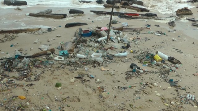 "ซินลากู" พัดขยะเกลื่อนหาดป่าตอง