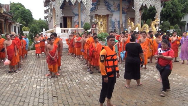 พระ-เณร80รูปปีนกำแพงหนีน้ำท่วม