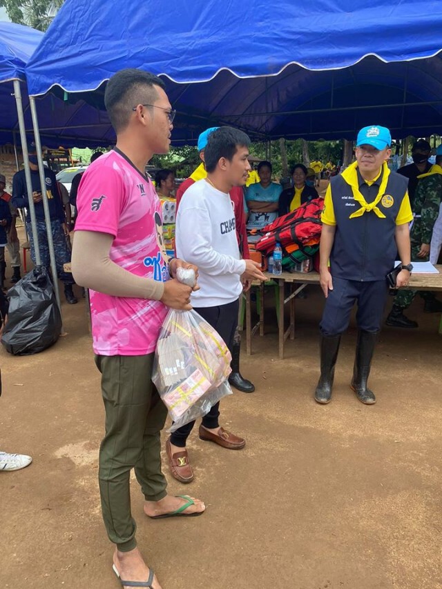 "เสี่ยโป้" หอบเงินสด 3 ล้าน ช่วยชาวบ้านจ.เลย เดือดร้อนหนักน้ำท่วม