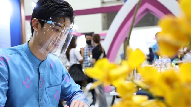 เวิร์คชอปงานหัตถศิลป์ด้วยฝีมือตนเอง  ในงาน "ศิลปาชีพทอใจ วิถีใหม่ใต้ร่มพระบารมี