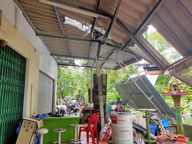 พายุพัดต้นไม้ล้มทับเสาไฟฟ้าแรงสูงล้มนับ 10 ต้น