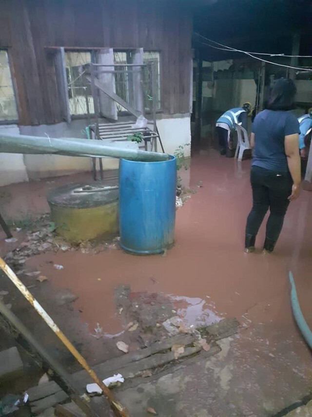 น้ำโคลนผุดกลางบ้านจากโครงการวางท่อส่งน้ำมัน