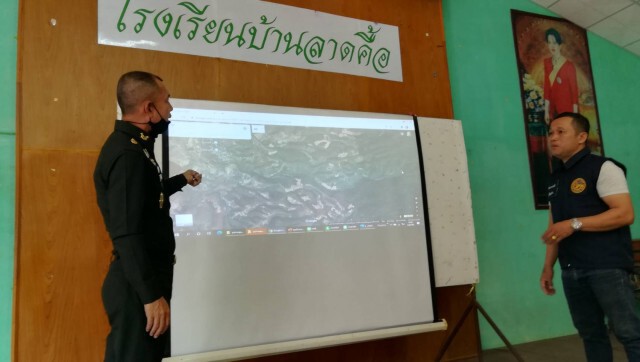 พบแล้วร่างผอ.รร.บ้านห้วยเฮี้ยถูกน้ำป่าซัด