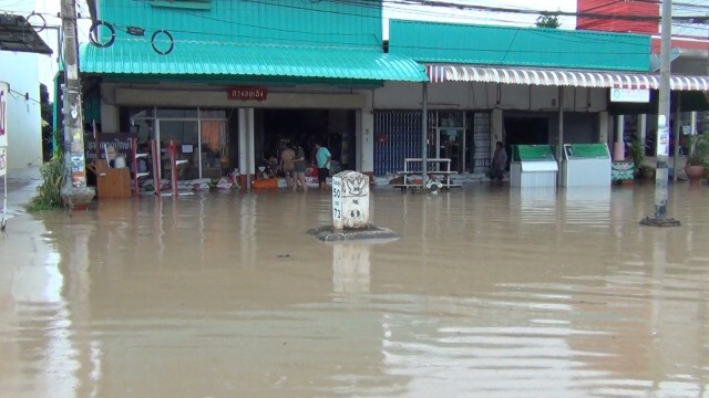 ฝนตกต่อเนื่อง น้ำท่วมถนน บ่อปลา ไร่นาของชาวบ้านเสียหาย