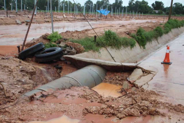 เร่งสำรวจความเสียหายคลองถูกแรงน้ำพายุฝนพัดพังเสียหาย