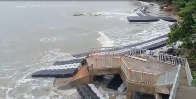 คลื่นซัดสะพานลงเรือขาด