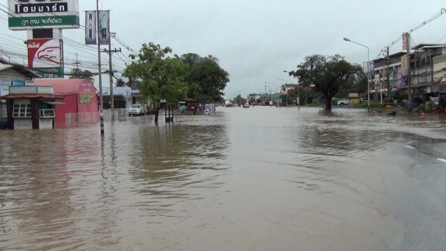 ฝนตกต่อเนื่อง น้ำท่วมถนน บ่อปลา ไร่นาของชาวบ้านเสียหาย