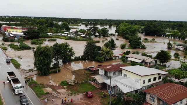 ฝนตกต่อเนื่อง น้ำท่วมถนน บ่อปลา ไร่นาของชาวบ้านเสียหาย