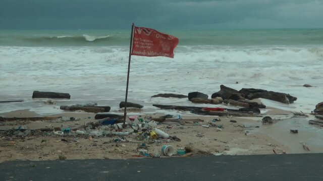 "ซินลากู" พัดขยะเกลื่อนหาดป่าตอง
