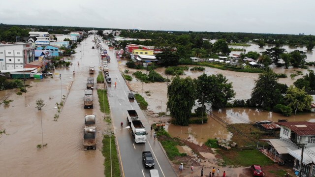 ฝนตกต่อเนื่อง น้ำท่วมถนน บ่อปลา ไร่นาของชาวบ้านเสียหาย