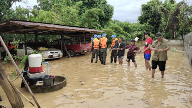 ช่วยชาวแพร่เก็บของ-ย้ายรถหนีน้ำท่วม