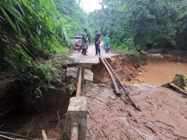 น้ำป่าไหลหลากเซาะถนนขาด