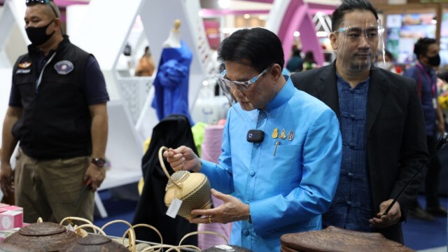 พาณิชย์ช่วยขับเคลื่อนเศรษฐกิจฐานราก ผ่านงาน "ศิลปาชีพทอใจ วิถีใหม่ใต้ร่มพระบารมี"  SACICT