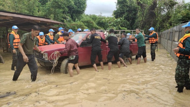 ช่วยชาวแพร่เก็บของ-ย้ายรถหนีน้ำท่วม