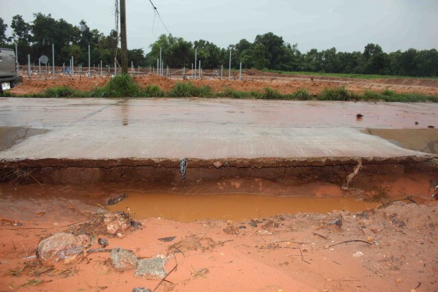 เร่งสำรวจความเสียหายคลองถูกแรงน้ำพายุฝนพัดพังเสียหาย