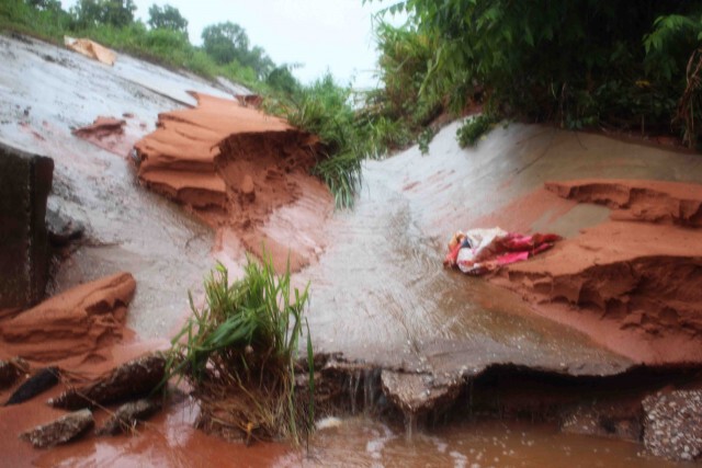 เร่งสำรวจความเสียหายคลองถูกแรงน้ำพายุฝนพัดพังเสียหาย
