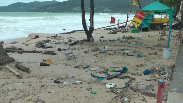 "ซินลากู" พัดขยะเกลื่อนหาดป่าตอง