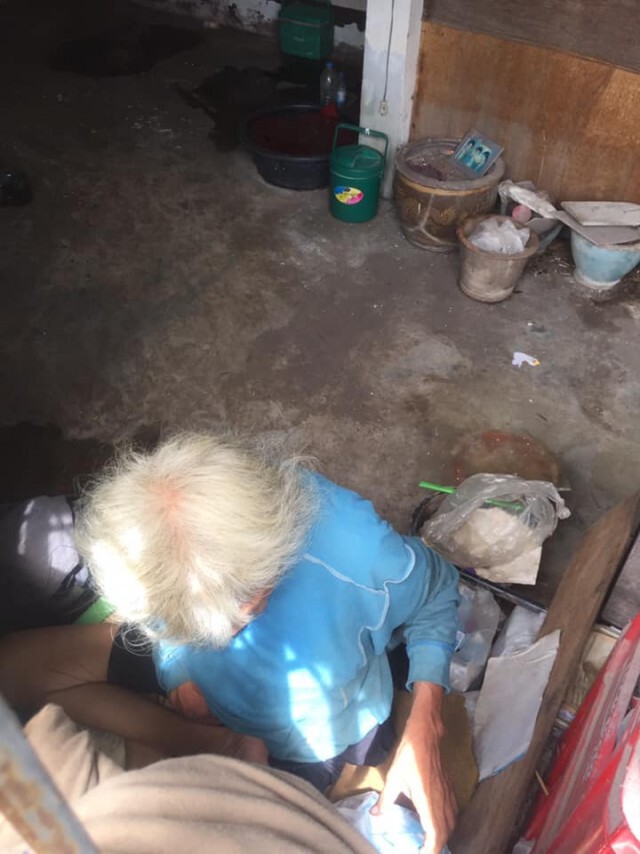 พบหญิงชรา ยื่นมือโบกเรียกขออาหารประทังชีวิต