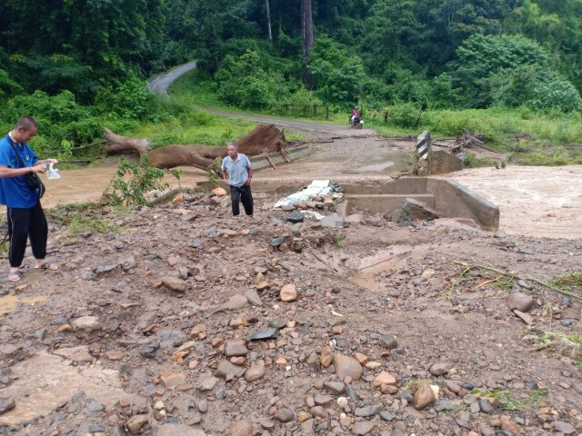 น้ำป่าซัดสะพานบ้านเมืองแพมขาด
