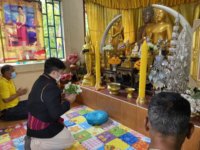 โยมครึ่งพันแห่ทำบุญสังฆทาน อธิษฐานให้รอดพ้นน้ำท่วม
