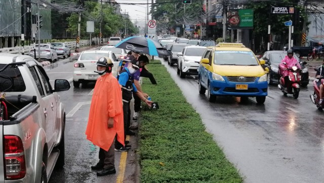 ลุยฝนตรวจสอบจุด"จารุชาติ"ดับ