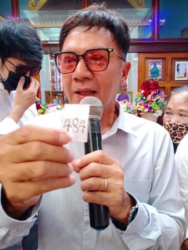 "ไกรสรณ์-เพชร" ทำบุญวันเกิด"พุ่มพวง"พร้อมเผยเลขเด็ด