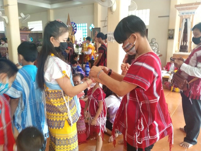 สืบสานตำนานผูกข้อมือชนเผ่ากะเหรี่ยง