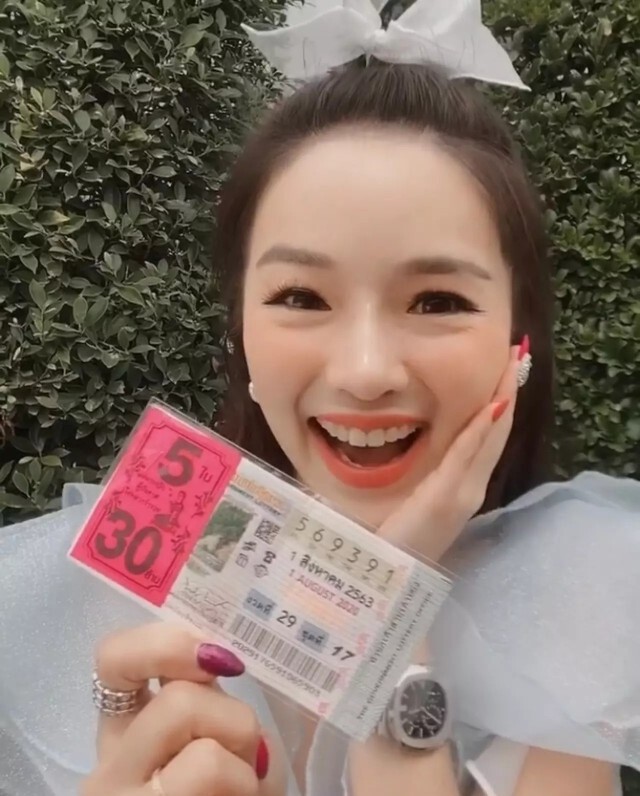 แอร์-ภัณฑิลา อวดถูกหวยรางวัลที่หนึ่ง 30 ล้าน ก่อนเฉลยไม่ใช่ของแอร์