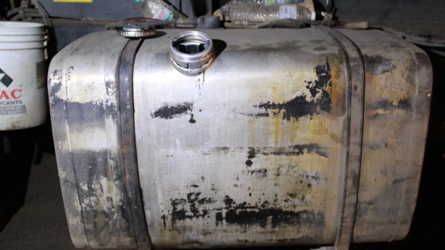 คนร้ายแอบขโมยดูดน้ำมันรถบรรทุกโรงโม่หิน