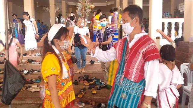 สืบสานตำนานผูกข้อมือชนเผ่ากะเหรี่ยง