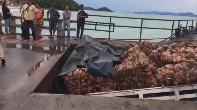 แลมป์ท่าเรือทรุดตัว รถบรรทุก 10 ล้อ ตกสะพาน