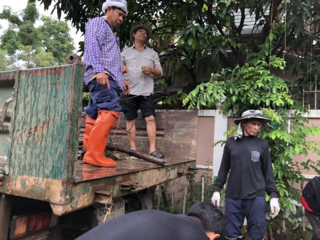 "ทน.แม่สอด" เร่งขุดลอกรับน้ำท่วม