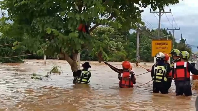 อพยพกลางดึกติดน้ำท่วม-ถนนขาดเพิ่ม