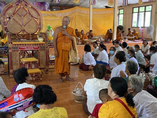 โยมครึ่งพันแห่ทำบุญสังฆทาน อธิษฐานให้รอดพ้นน้ำท่วม