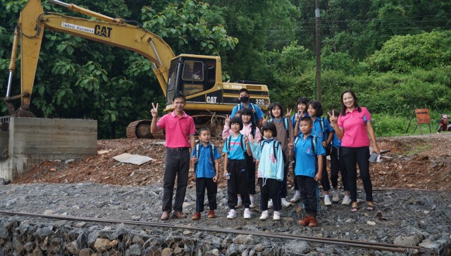 "กระเตง"ลูกลุยน้ำไปโรงเรียน