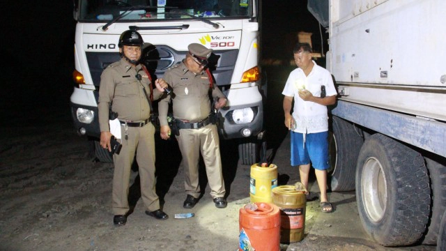 คนร้ายแอบขโมยดูดน้ำมันรถบรรทุกโรงโม่หิน