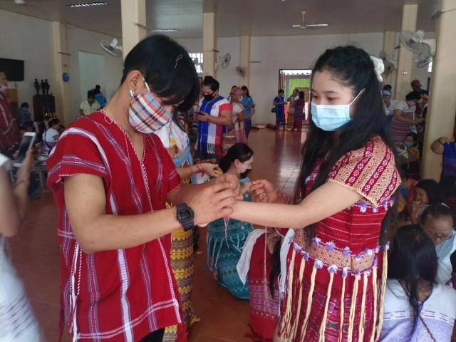 สืบสานตำนานผูกข้อมือชนเผ่ากะเหรี่ยง