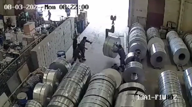 ภาพนาทีม้วนเหล็กล้มทับคนงานบาดเจ็บสาหัส