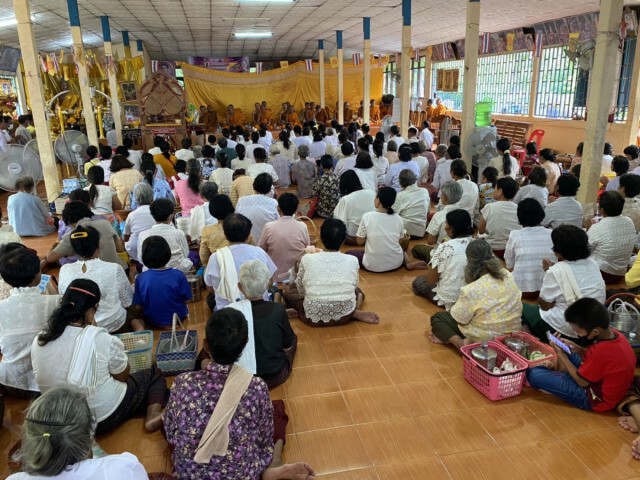 โยมครึ่งพันแห่ทำบุญสังฆทาน อธิษฐานให้รอดพ้นน้ำท่วม