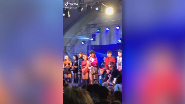 เจนนี่ คว้าไมค์แหลงใต้ บนเวทีบอกแฟนเพลง ต่อให้ใครด่าให้ตาย ก็ไม่หยุด