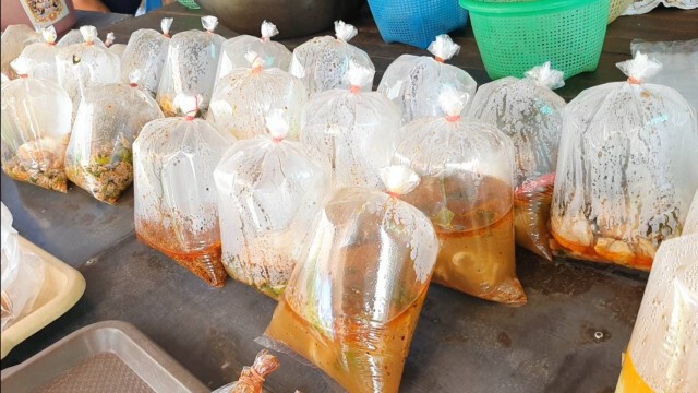แม่ค้าโคราชใจดีขายข้าวแกงถุงละ10บาท