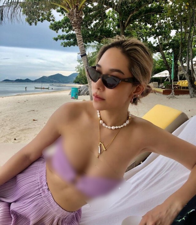 "พลอย เฌอมาลย์"  อวดสะโพกสุดเด้งในชุดว่ายน้ำเว้าสูง
