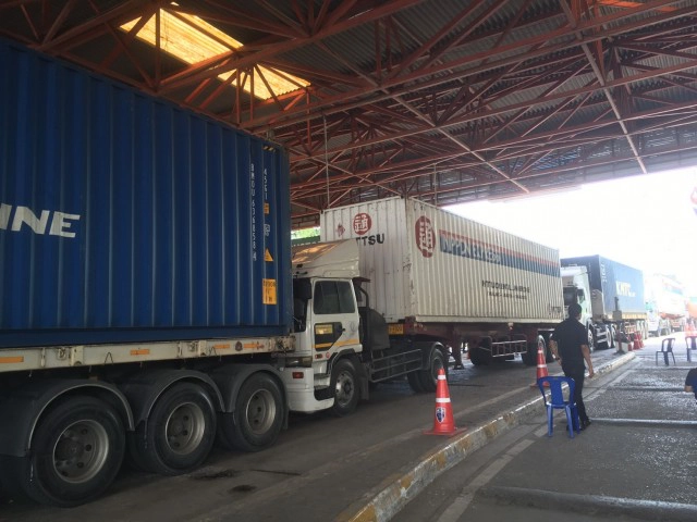 ตรวจเข้มคนขับรถส่งสินค้าไทย-มาเลเซีย