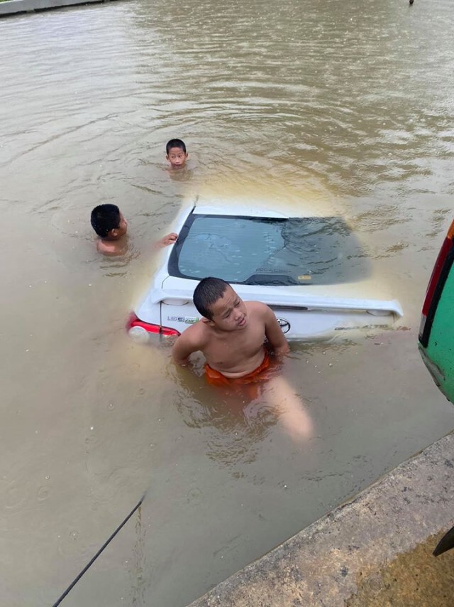 เณรเห็นเหตุการณ์รถตกน้ำรีบกระโดดลงช่วย