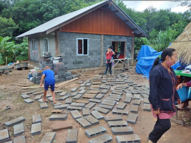 ลุงพลป้าเเต๋น ชีวิตกลับตาลปัตรผู้ใจบุญสร้างบ้านพร้อมเฟอร์นิเจอร์ขึ้นบ้านใหม่