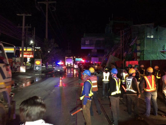 ระทึก! เสาตอม่อรถไฟฟ้าพังถล่ม คนงานหนีตายเจ็บ 5 ราย