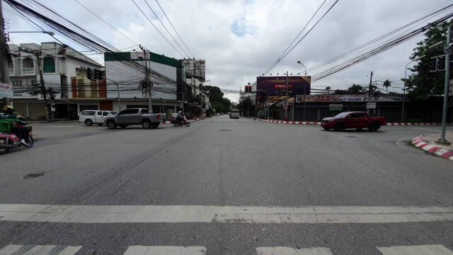 เก๋งเฉี่ยวชนตร.จราจรข้อเท้าแตก