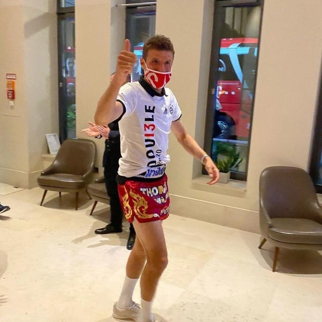 "มุลเลอร์" เซอร์ไพรส์คอลหาแฟนบอลให้กางเกงมวยไทย