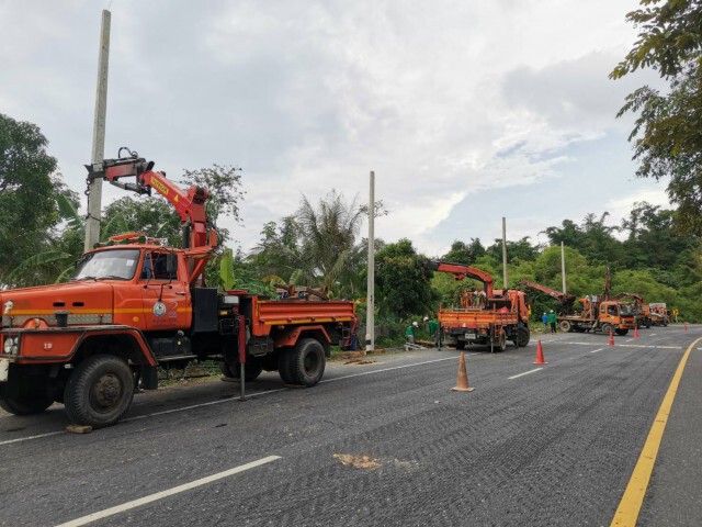 กฟภ. เร่งติดตั้งเสาไฟฟ้าหลังกระบะแหกโค้งชนสนั่น​ 9 ต้น​