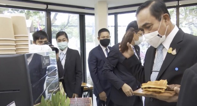 "บิ๊กตู่" เปิดร้านกาแฟ ขอช่วยกันสร้างความดี